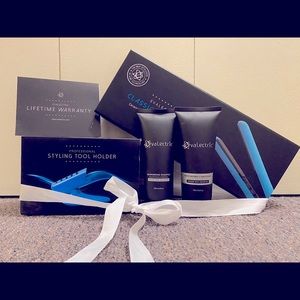 It’s brand new never been used Straightener!!